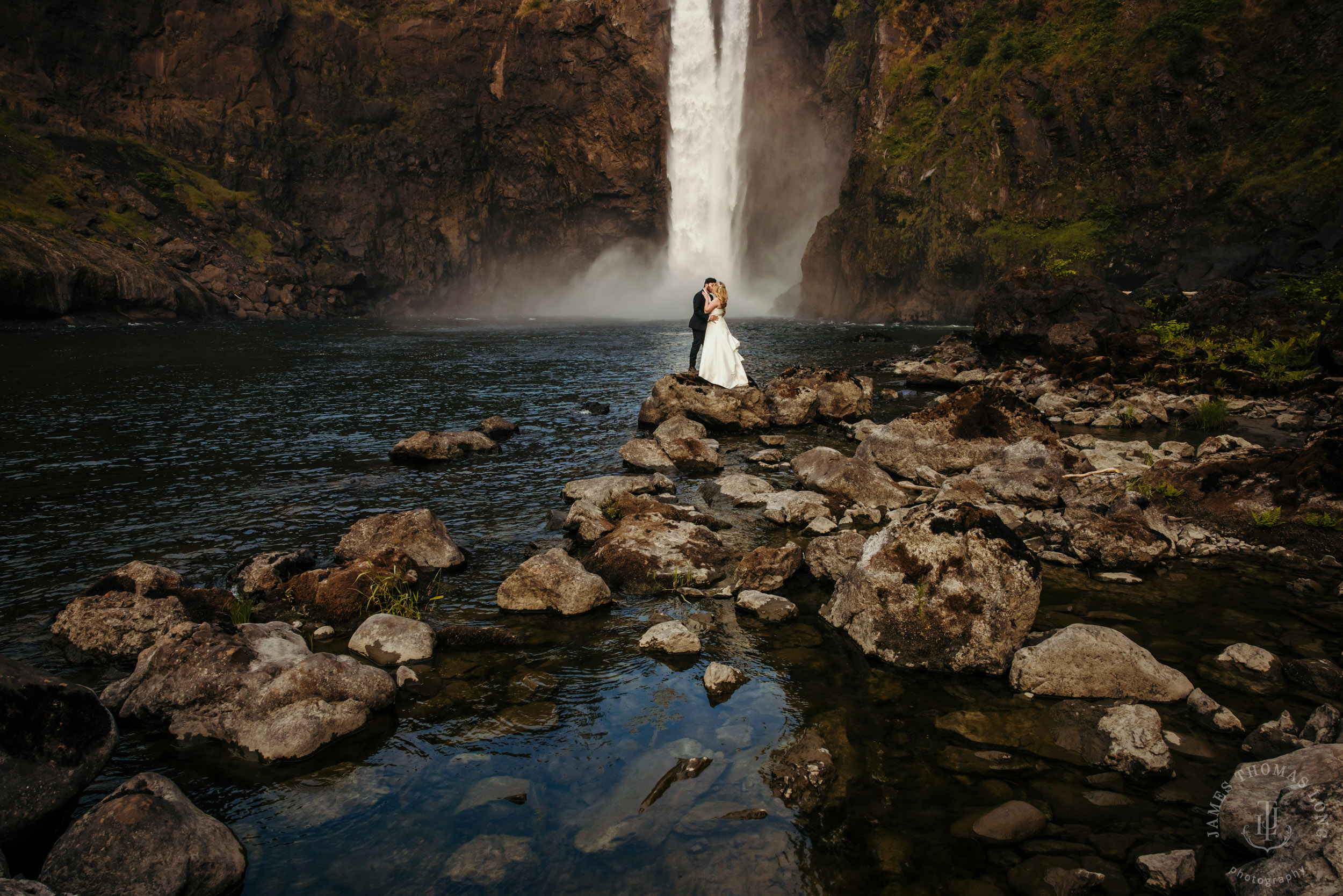 Salish-Lodge-Snoqualmie-Falls-wedding-by-Snoqualmie-wedding-photographer-James-Thomas-Long-Photography