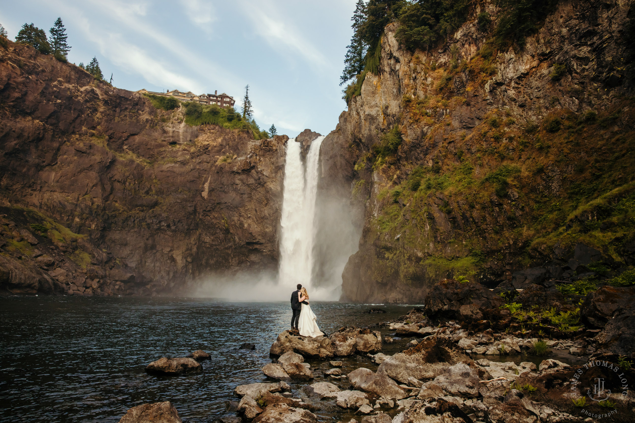 Salish-Lodge-Snoqualmie-Falls-wedding-by-Snoqualmie-wedding-photographer-James-Thomas-Long-Photography