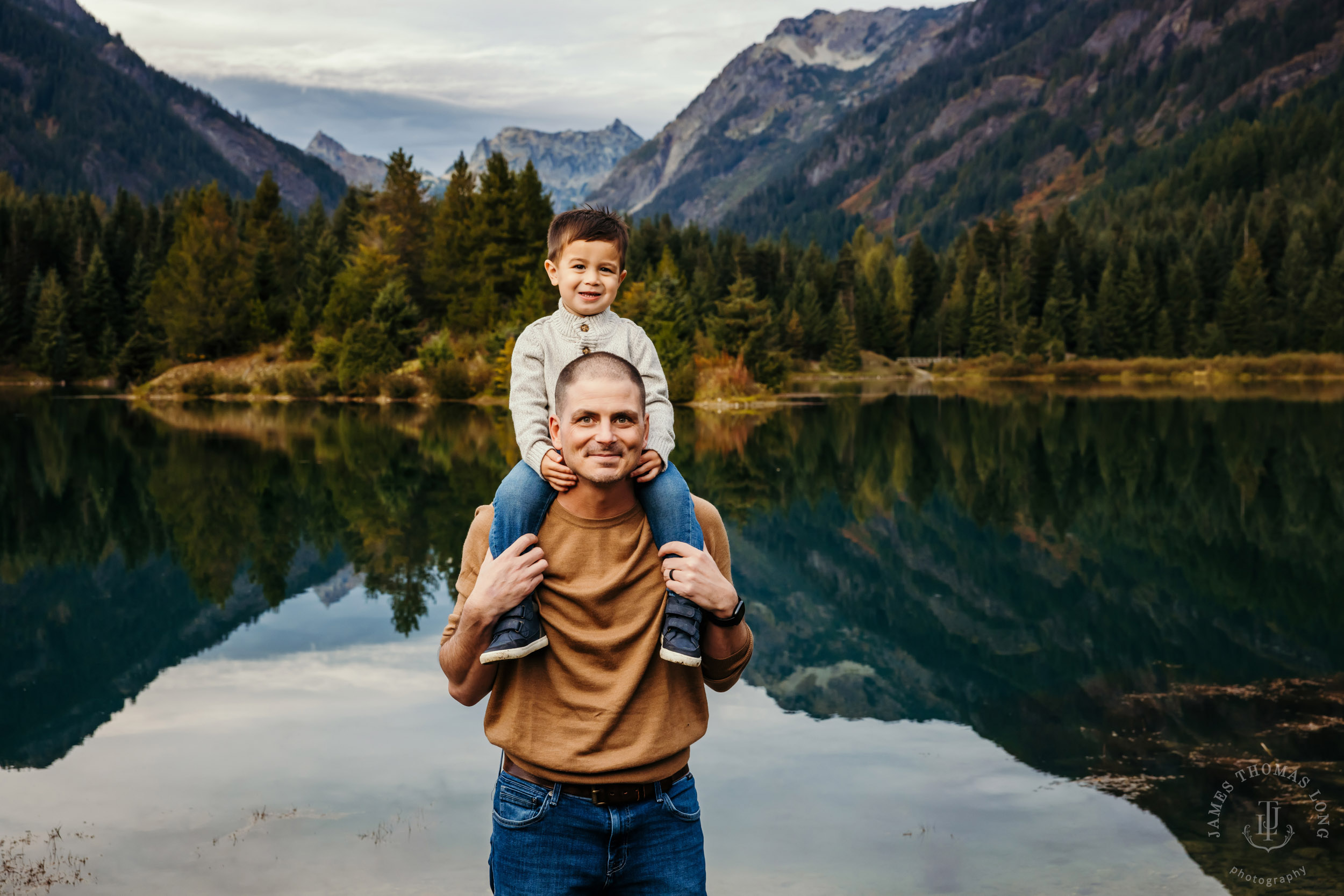 Snoqualmie Pass family session by Snoqualmie family photographer James Thomas Long Photography