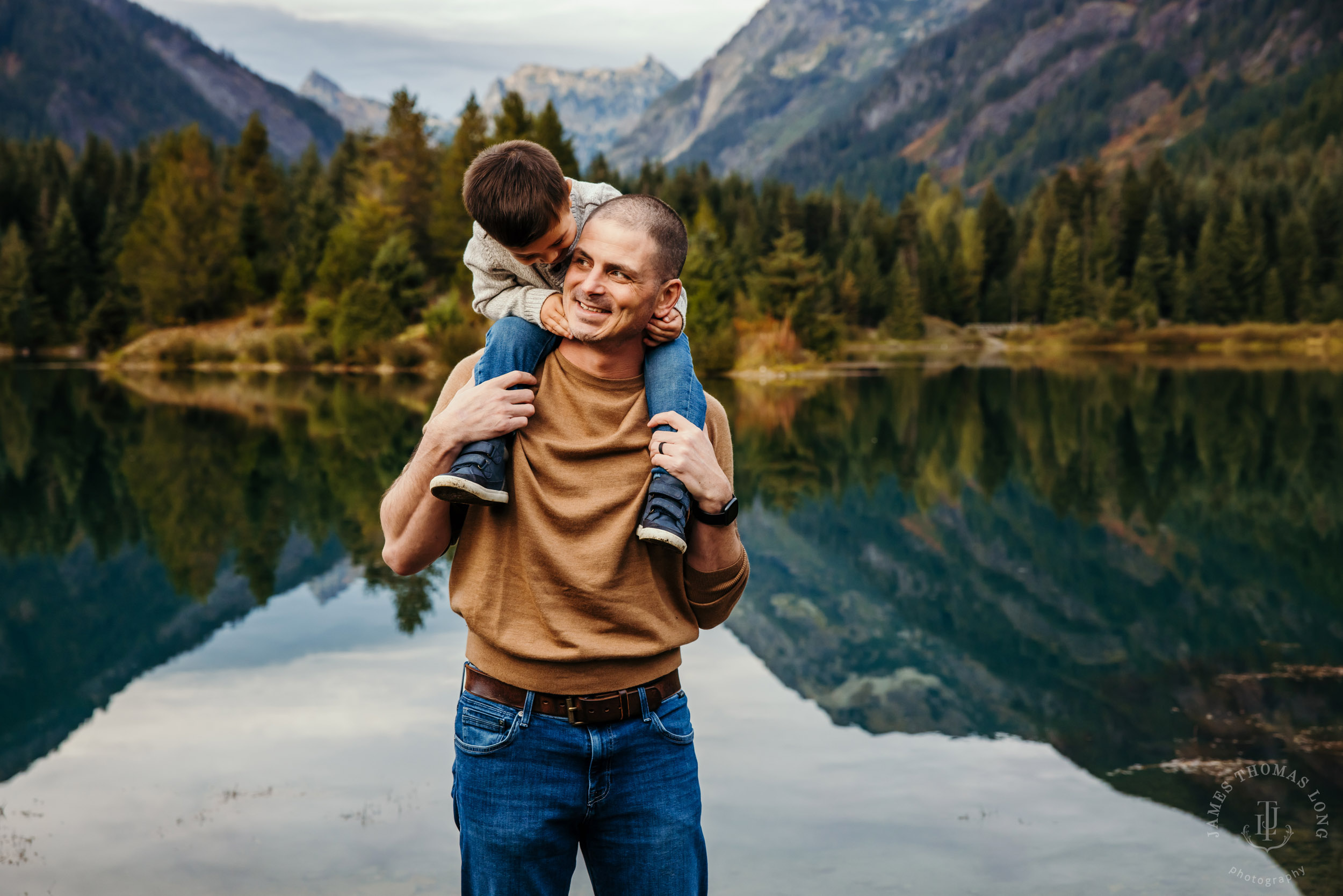 Snoqualmie Pass family session by Snoqualmie family photographer James Thomas Long Photography