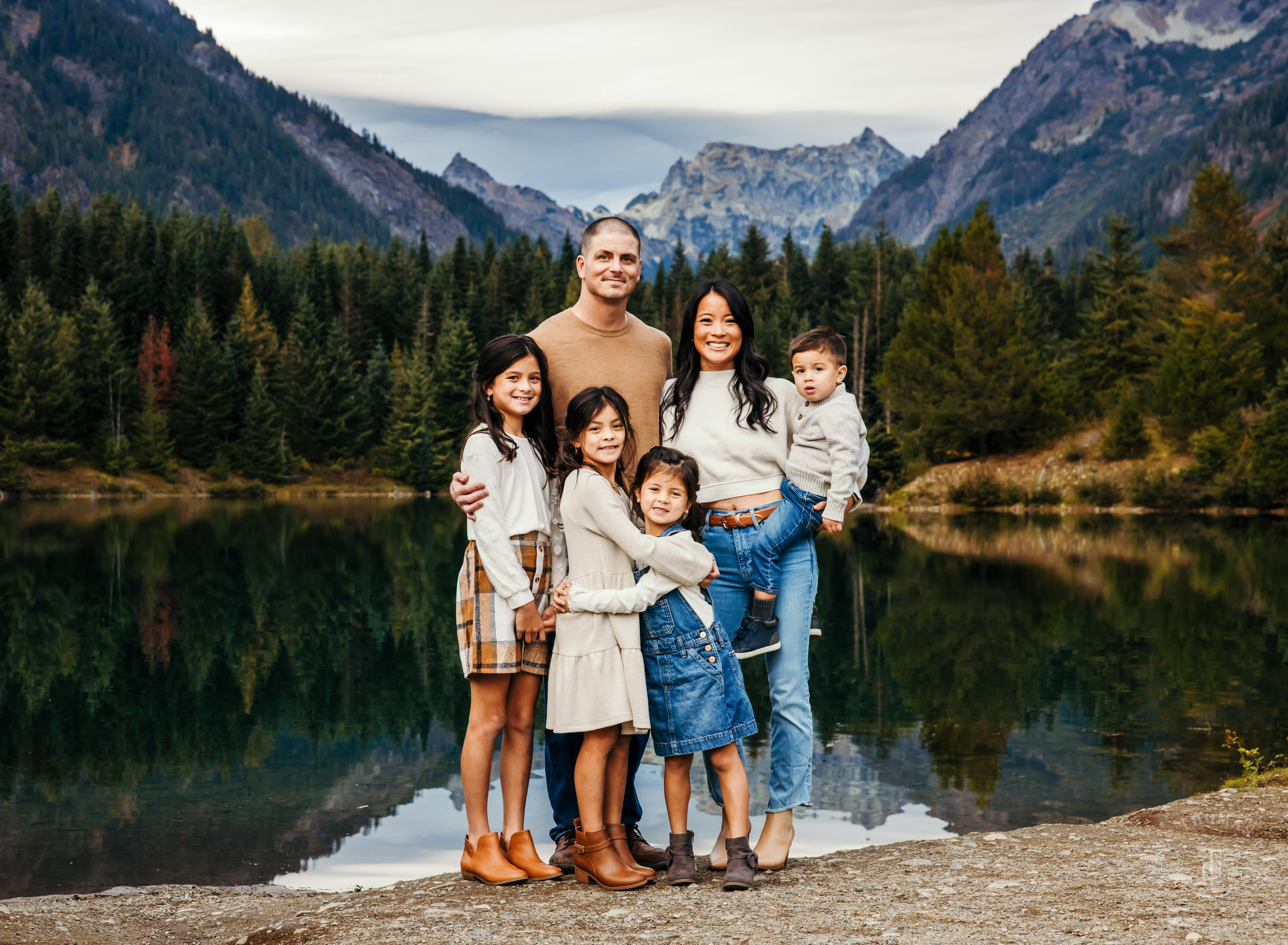 Snoqualmie Pass family session by Snoqualmie family photographer James Thomas Long Photography