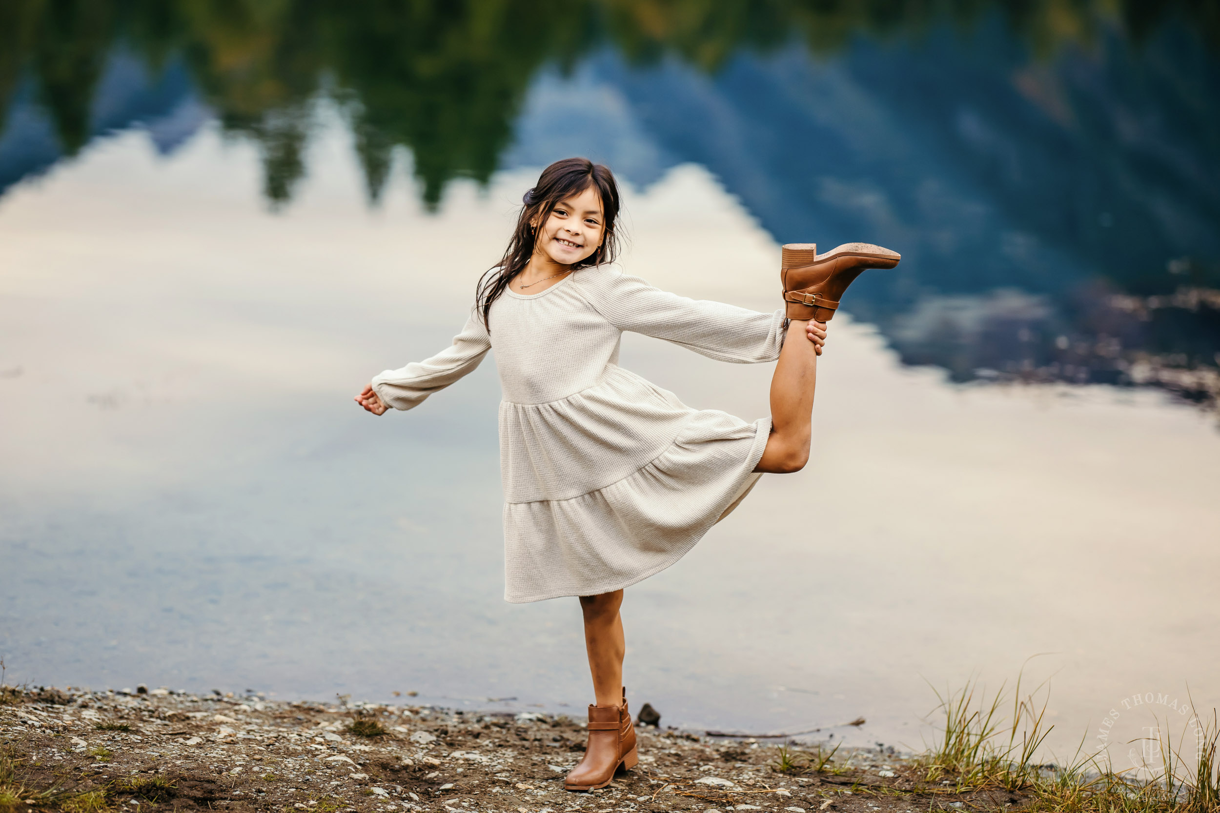 Snoqualmie Pass family session by Snoqualmie family photographer James Thomas Long Photography