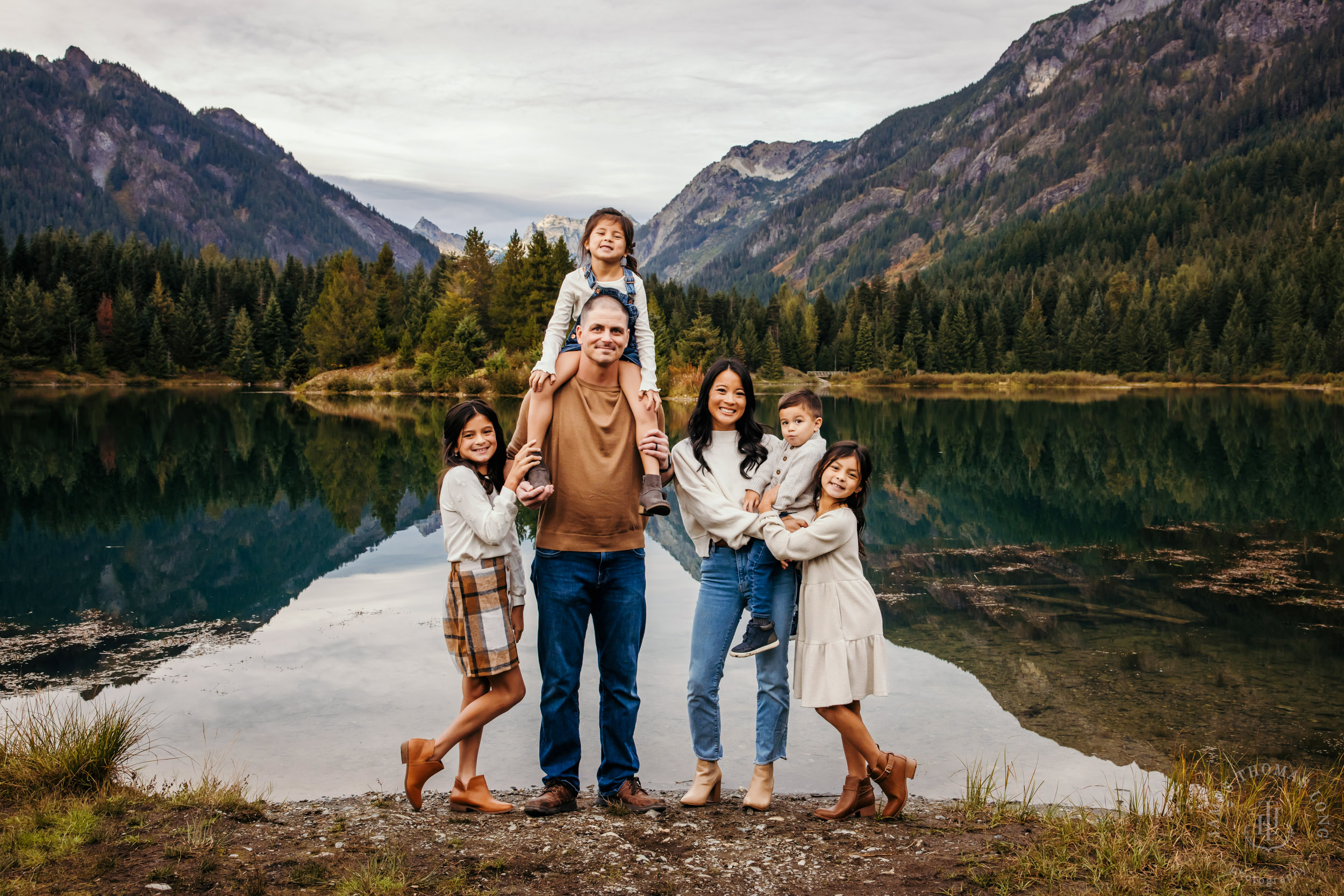 Snoqualmie Pass family session by Snoqualmie family photographer James Thomas Long Photography