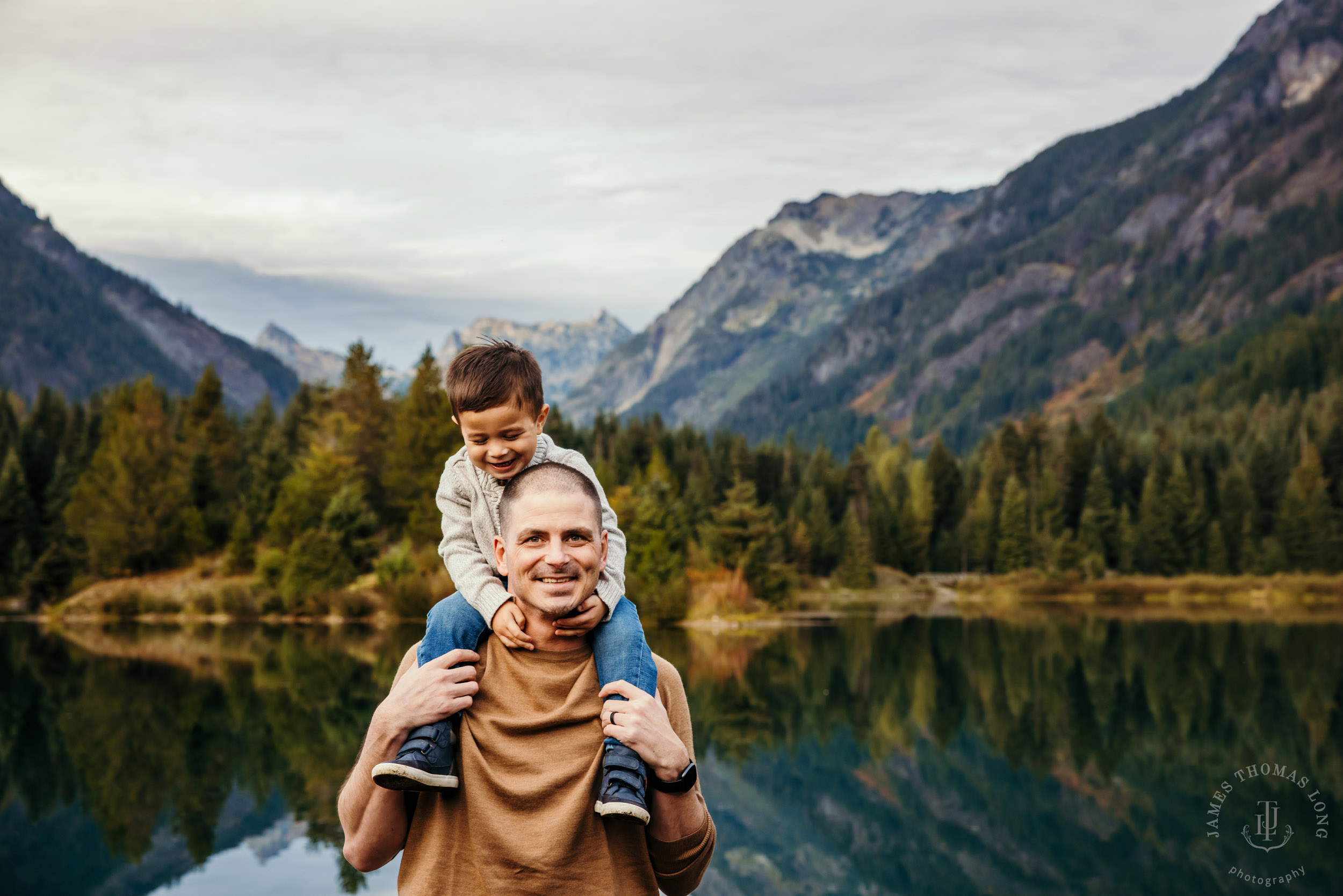 Snoqualmie Pass family session by Snoqualmie family photographer James Thomas Long Photography