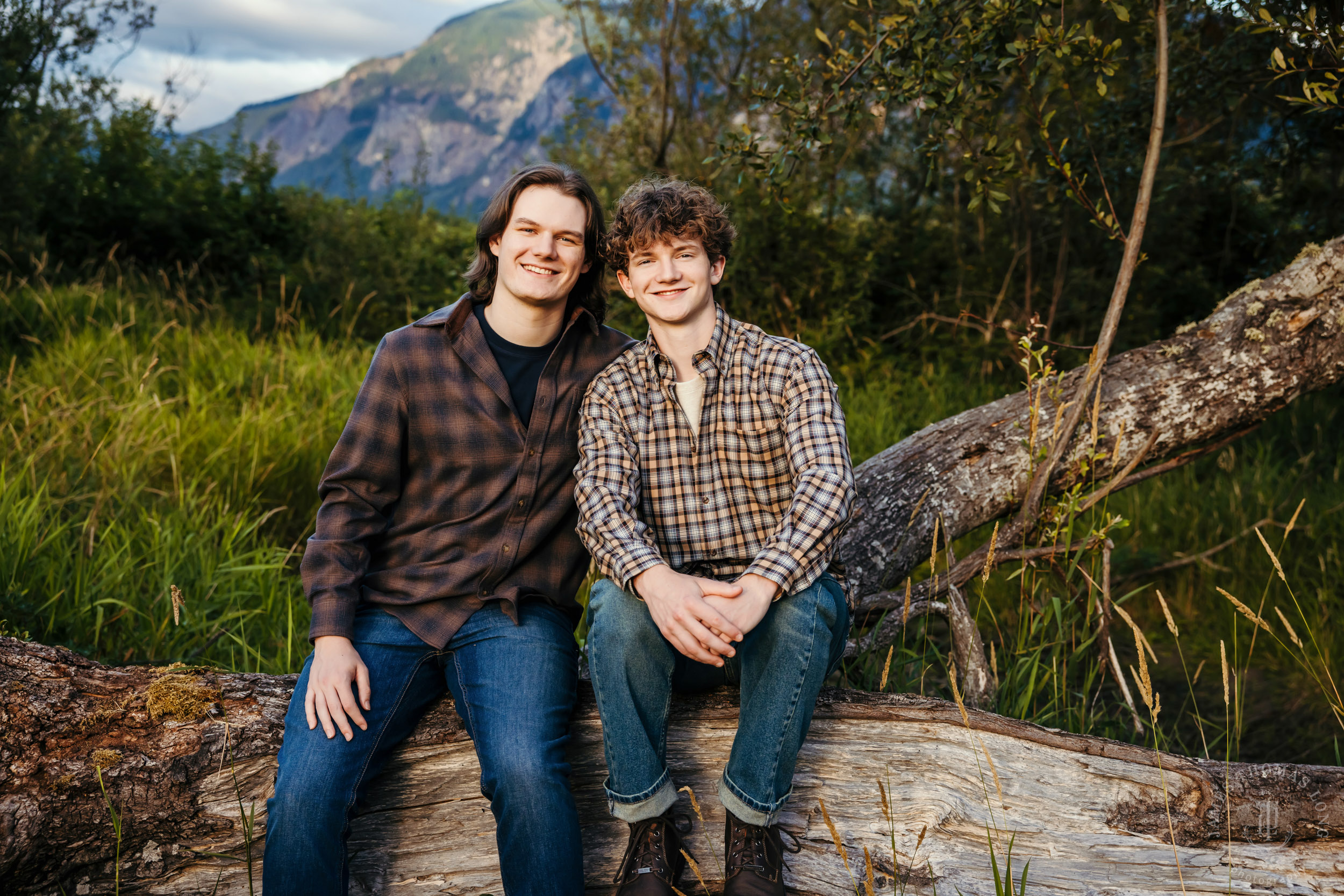 Snoqualmie WA family photography session by Snoqualmie family photographer James Thomas Long Photography