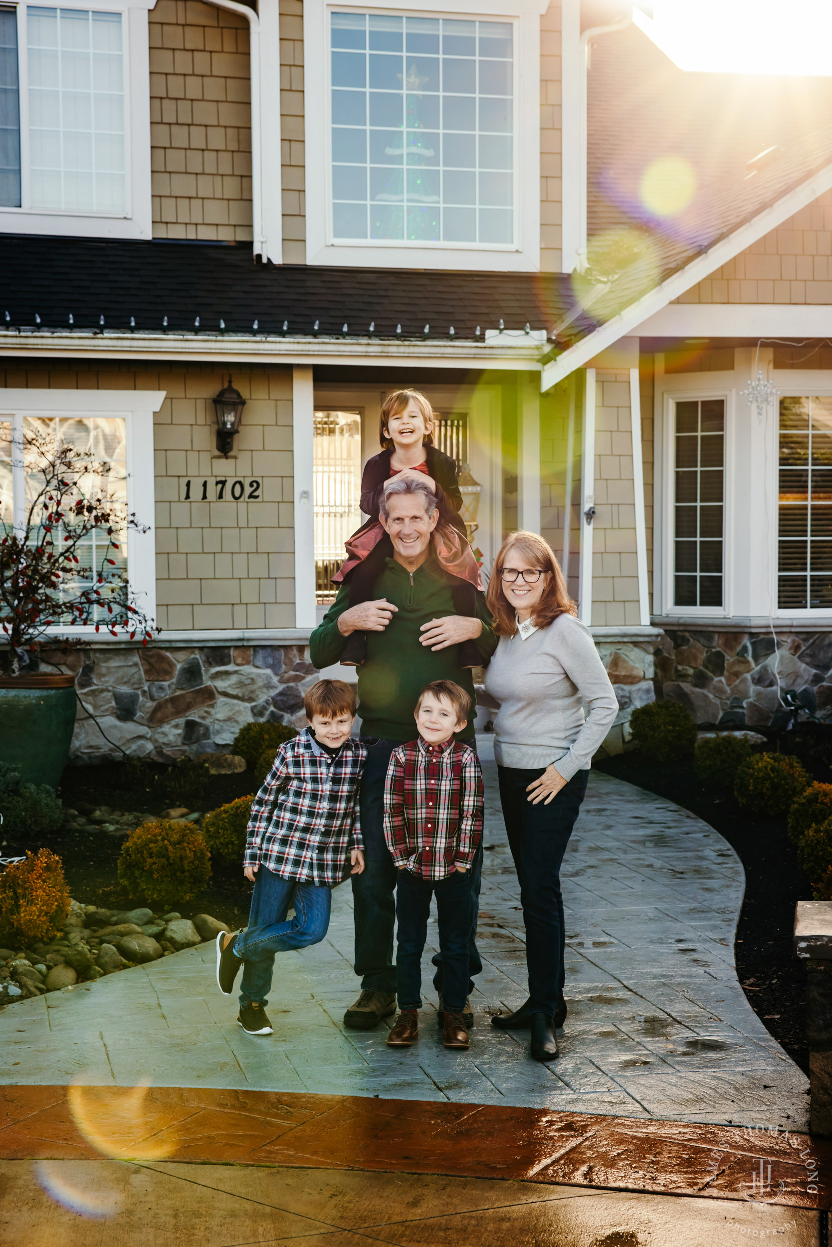 Snohomish extended family photography session by Seattle family photographer James Thomas Long Photography