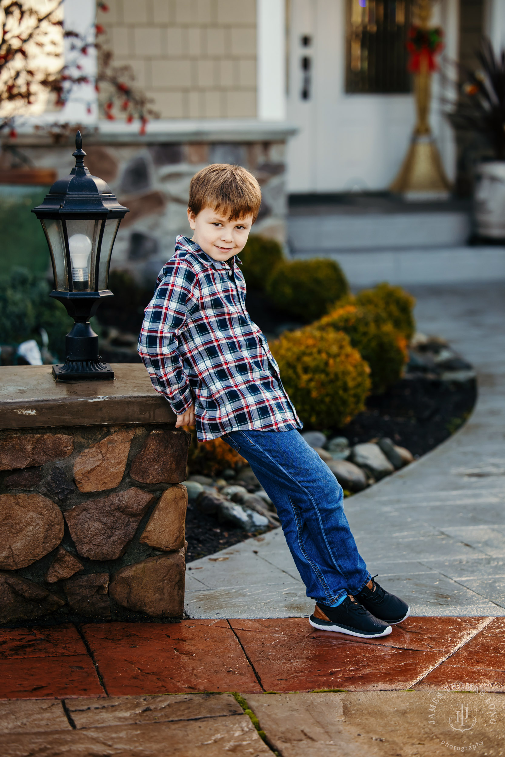 Snohomish extended family photography session by Seattle family photographer James Thomas Long Photography