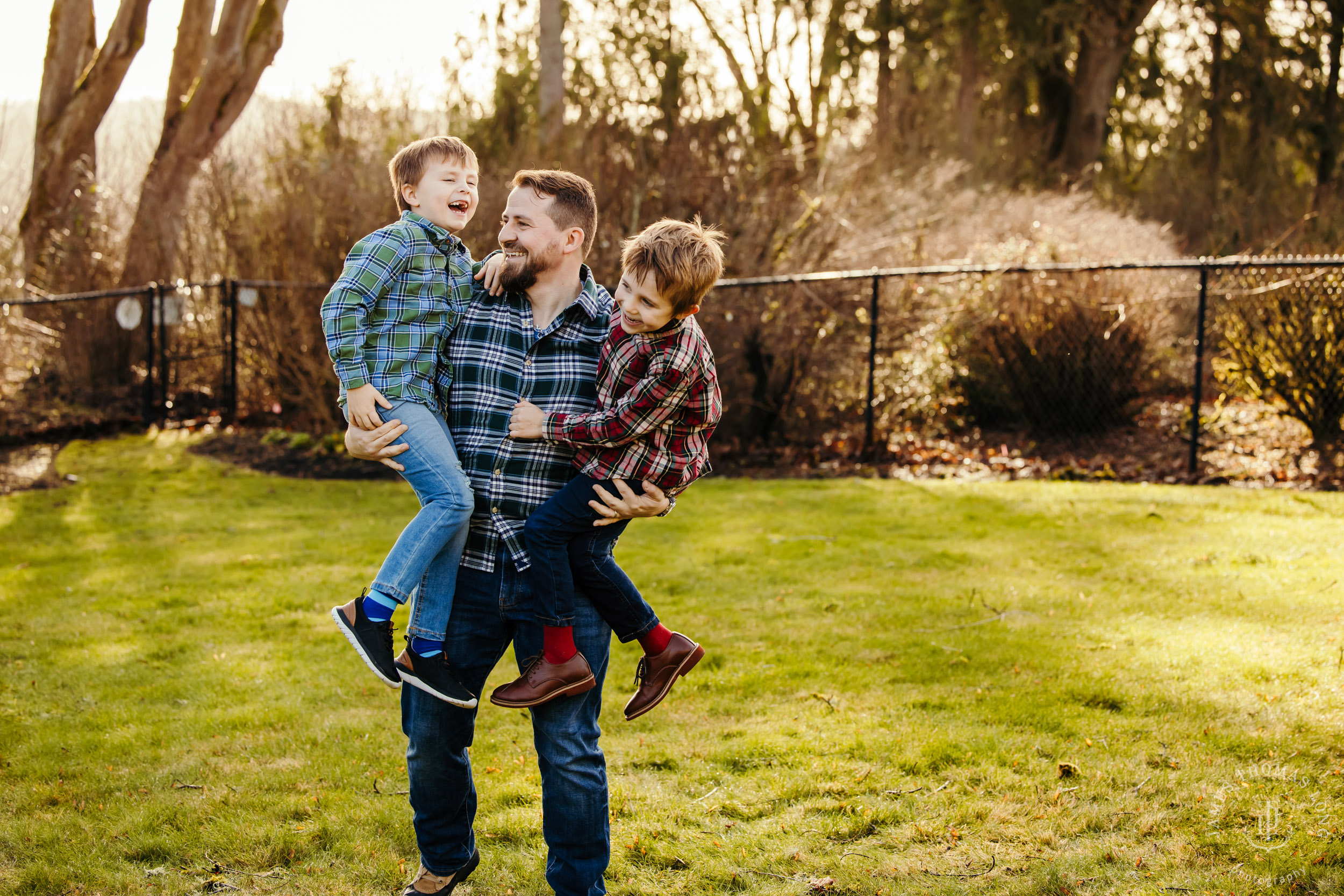 Snohomish extended family photography session by Seattle family photographer James Thomas Long Photography