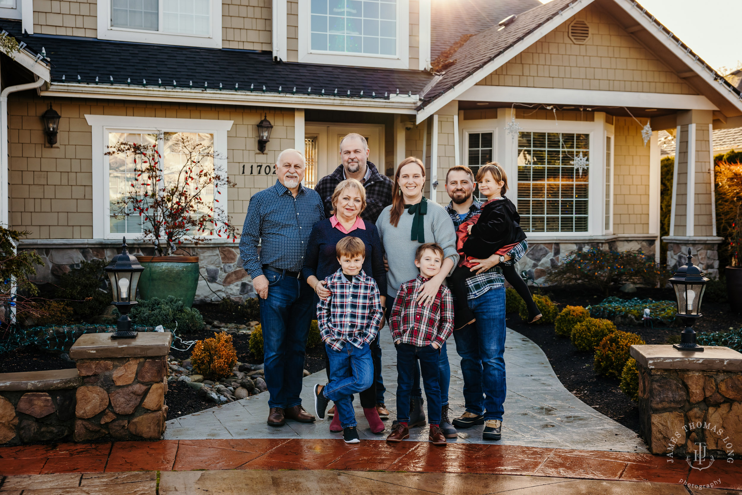 Snohomish extended family photography session by Seattle family photographer James Thomas Long Photography