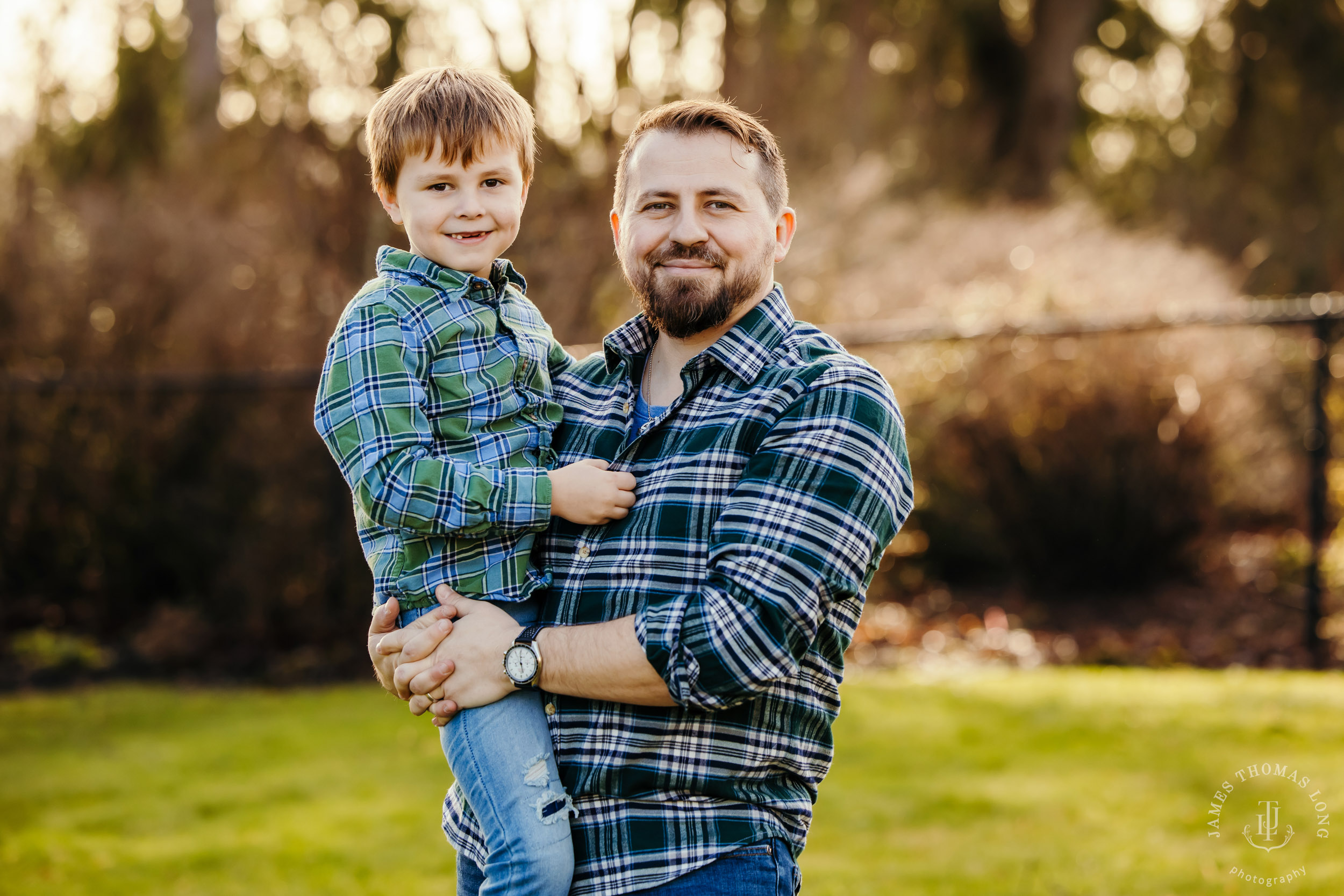 Snohomish extended family photography session by Seattle family photographer James Thomas Long Photography