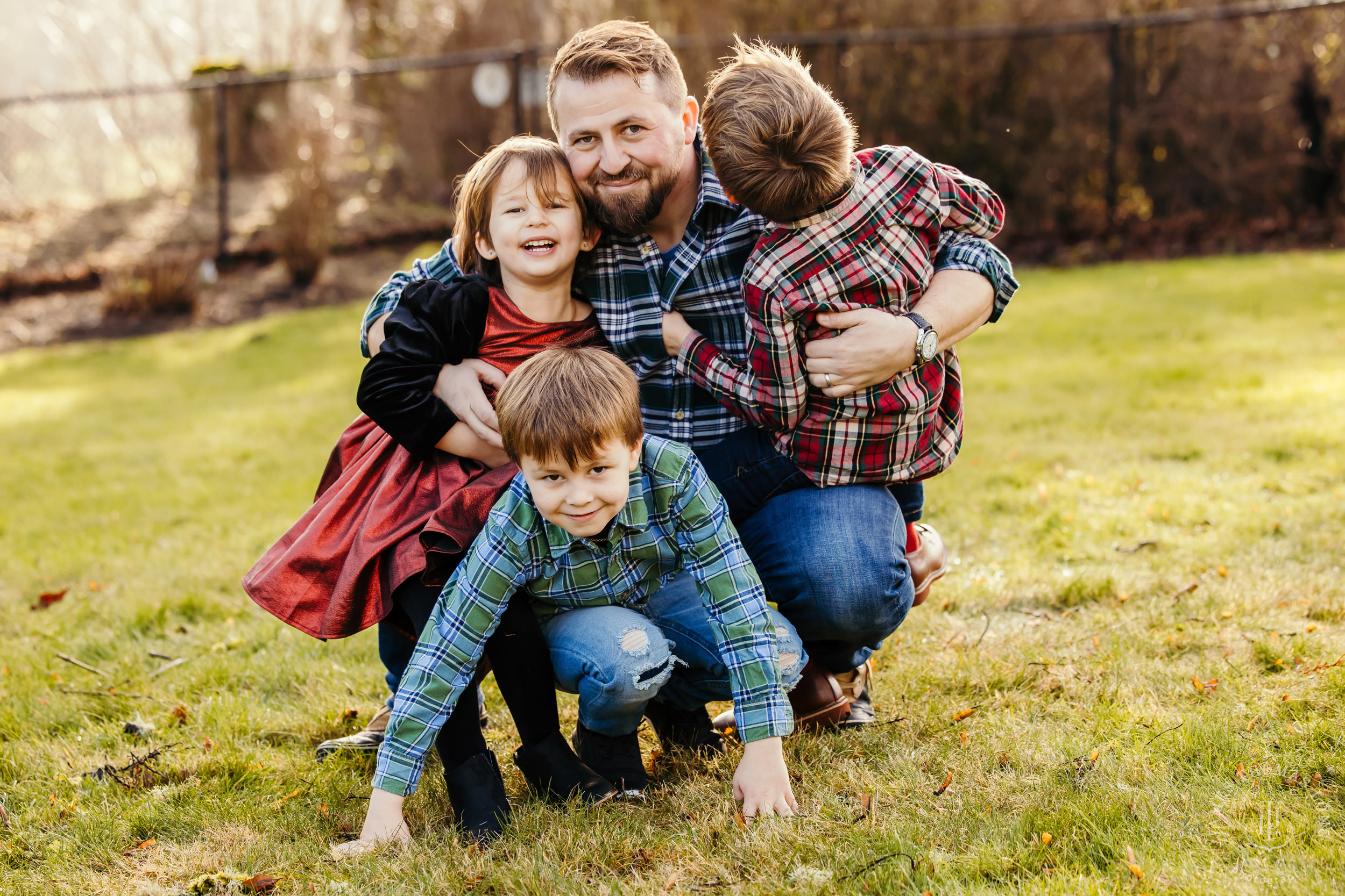 Snohomish extended family photography session by Seattle family photographer James Thomas Long Photography