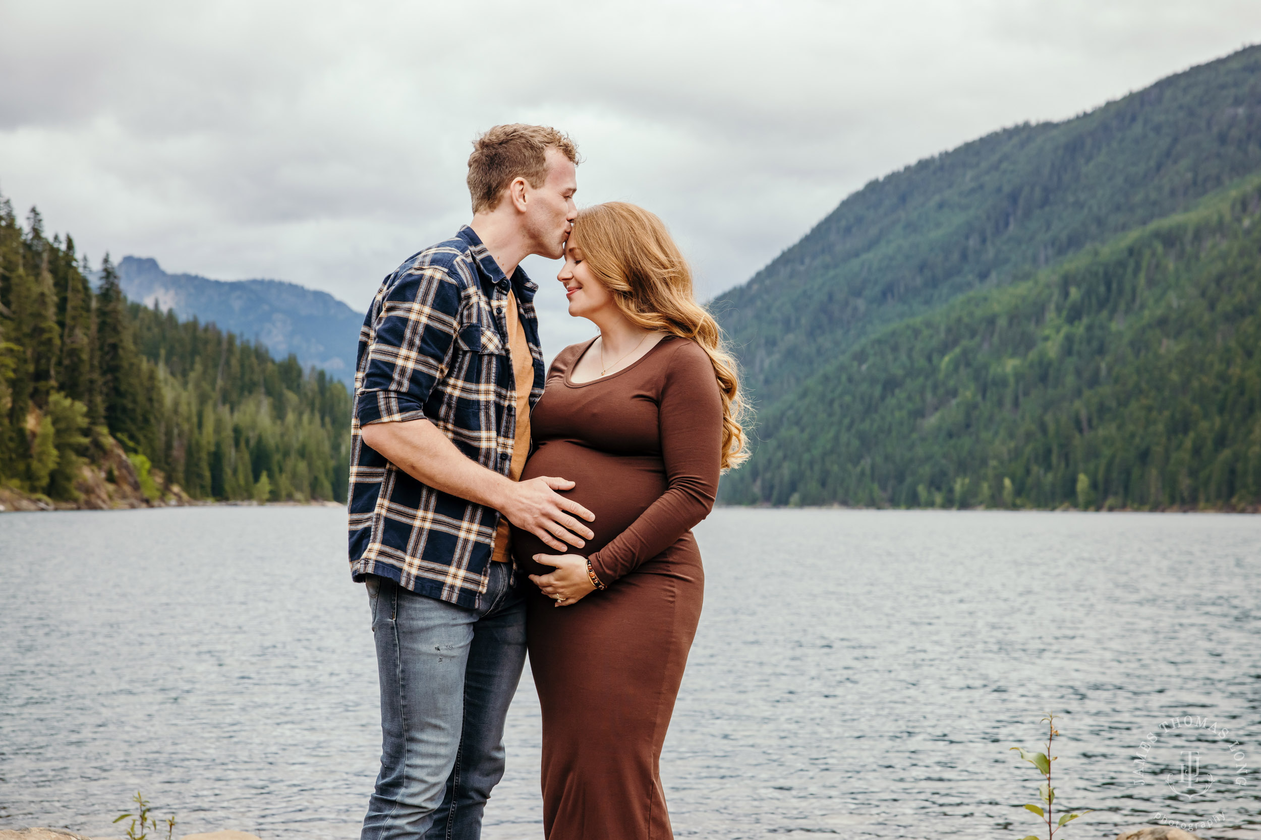 Cascade Mountain maternity session by Seattle family and maternity photographer James Thomas Long Photography