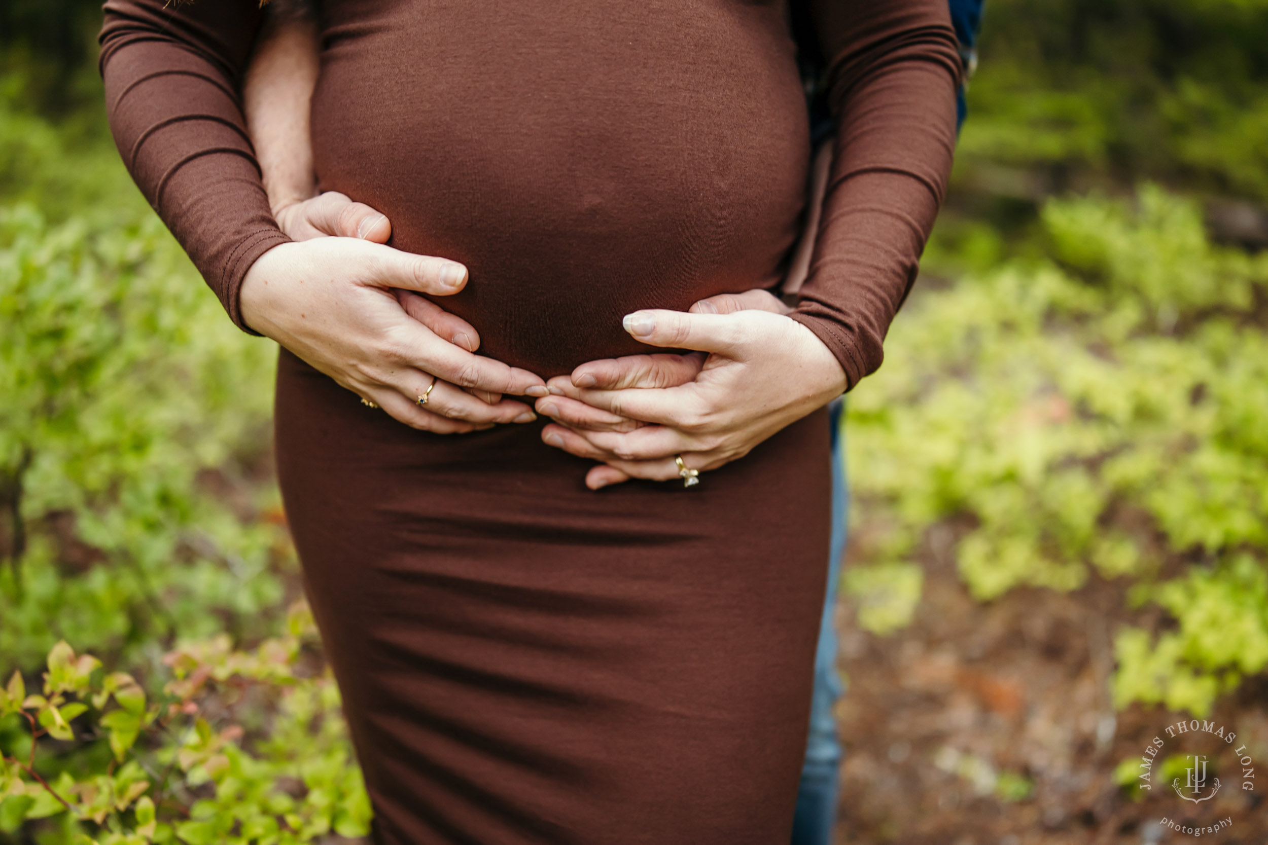 Cascade Mountain maternity session by Seattle family and maternity photographer James Thomas Long Photography