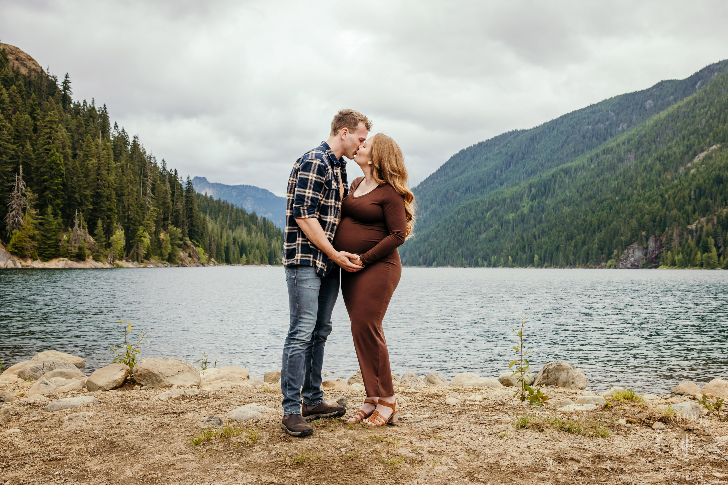 Cascade Mountain maternity session by Seattle family and maternity photographer James Thomas Long Photography