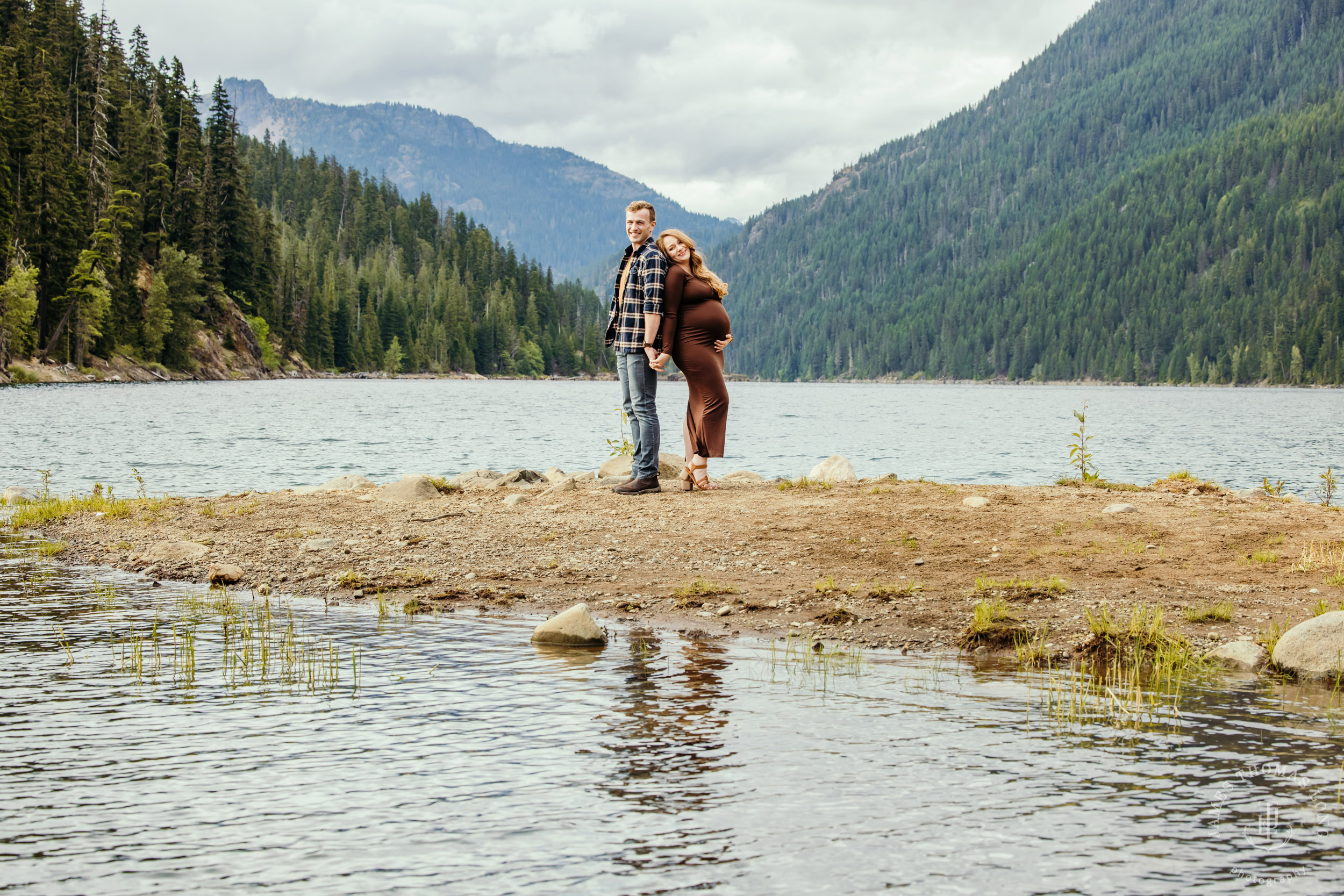 Cascade Mountain maternity session by Seattle family and maternity photographer James Thomas Long Photography