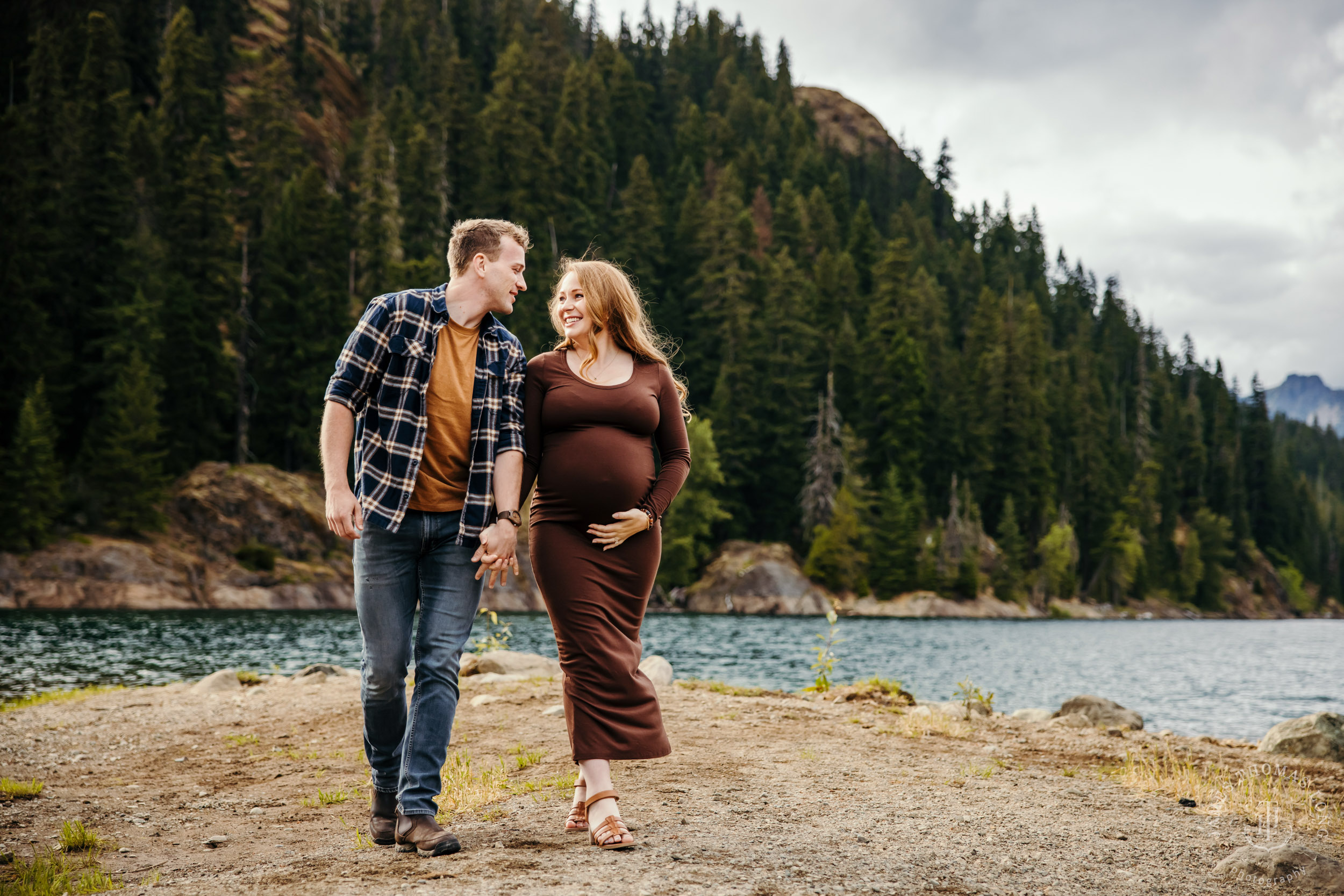 Cascade Mountain maternity session by Seattle family and maternity photographer James Thomas Long Photography