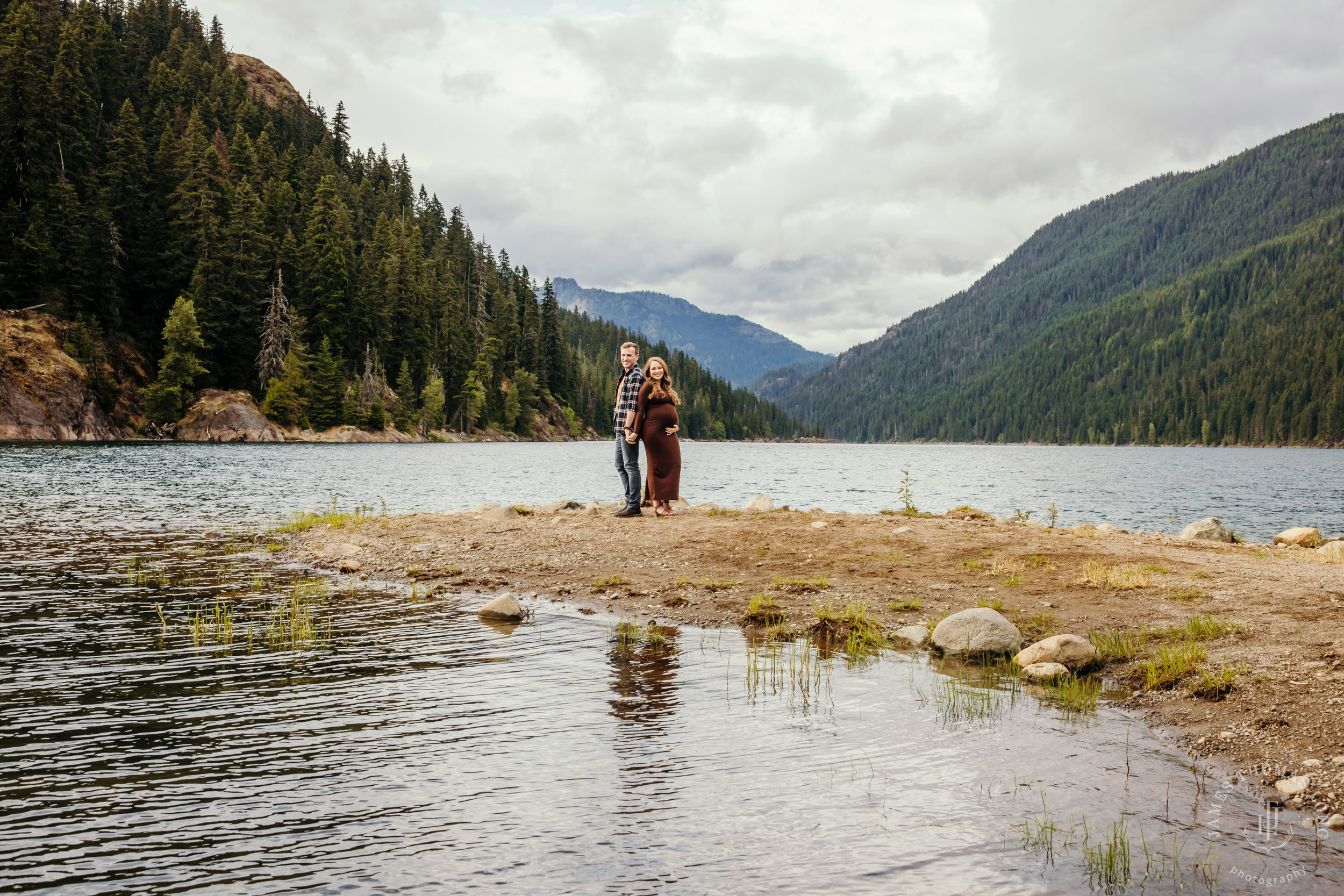 Cascade Mountain maternity session by Seattle family and maternity photographer James Thomas Long Photography