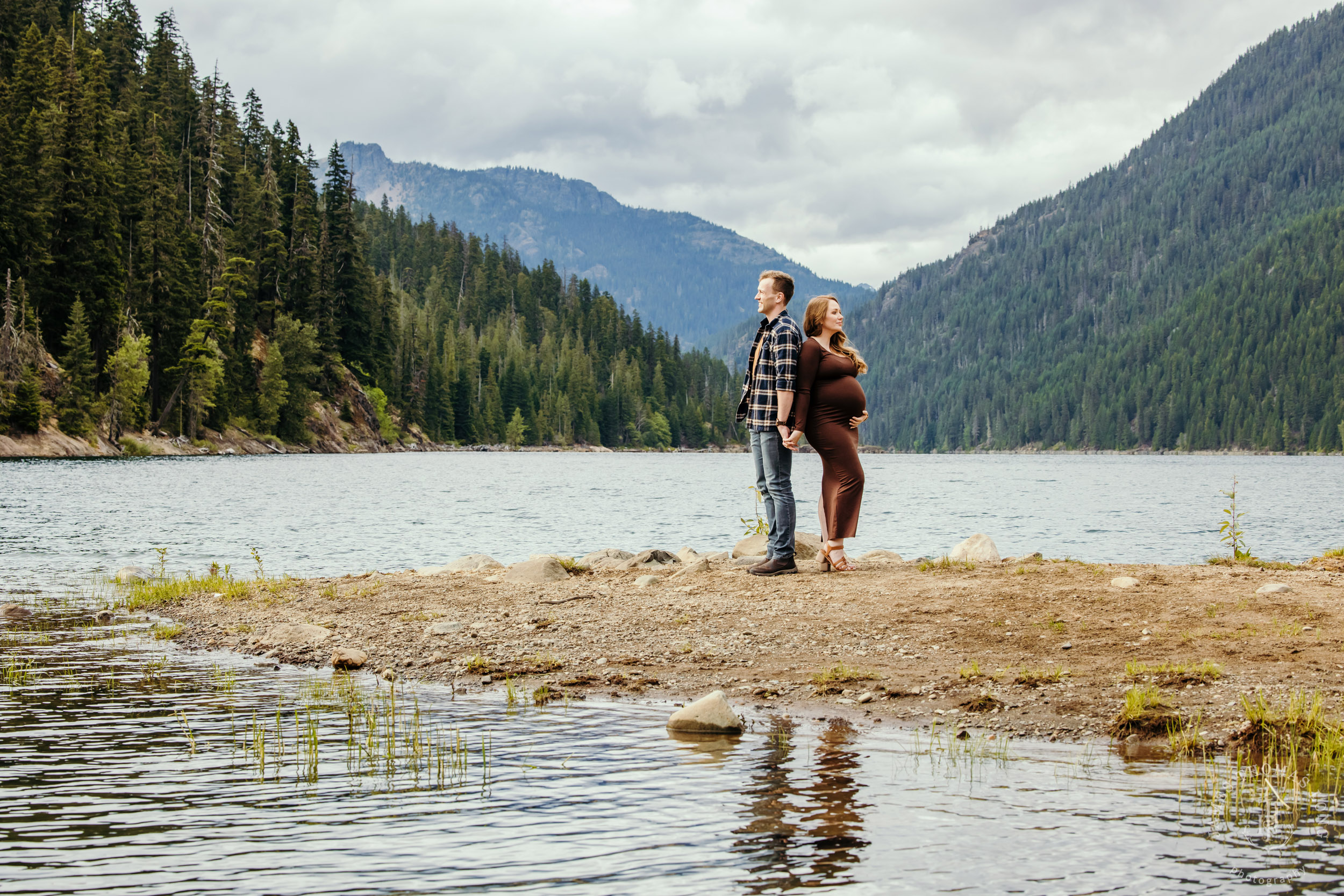 Cascade Mountain maternity session by Seattle family and maternity photographer James Thomas Long Photography